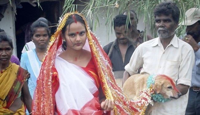 هندية تتزوج كلبا لتغير 