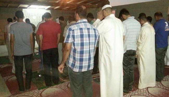 البحرينيون يقيمون صلوات الجماعة في المساجد المهدمة