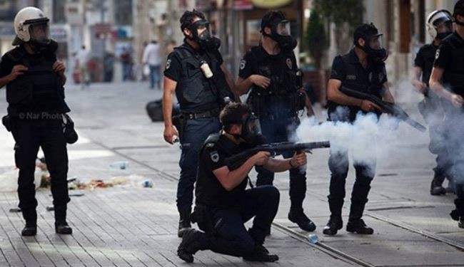 الشرطة التركية تعتدي على منظمي مهرجان شعبي في اسطنبول