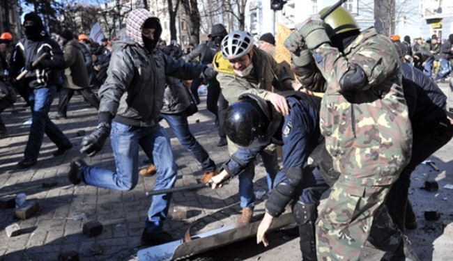 مواجهات بين متظاهرين والشرطة امام البرلمان في كييف