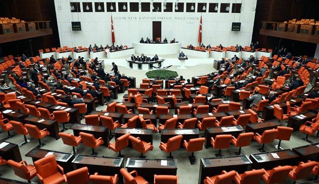 البرلمان التركي يجيز التدخل عسكريا ضد داعش في سوريا والعراق