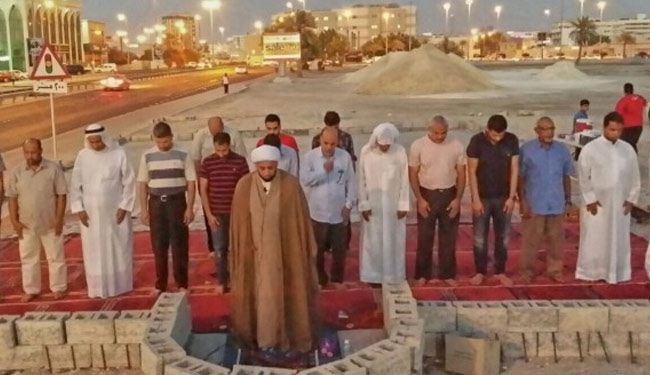 البحرينيون يواصلون الصلاة في المساجد المهدمة