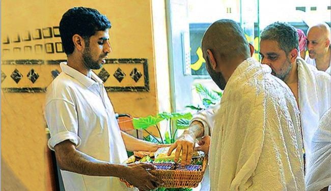 بالصور/اب يتلقى خبر وفاة جميع أولاده وهو یخدم الحجاج