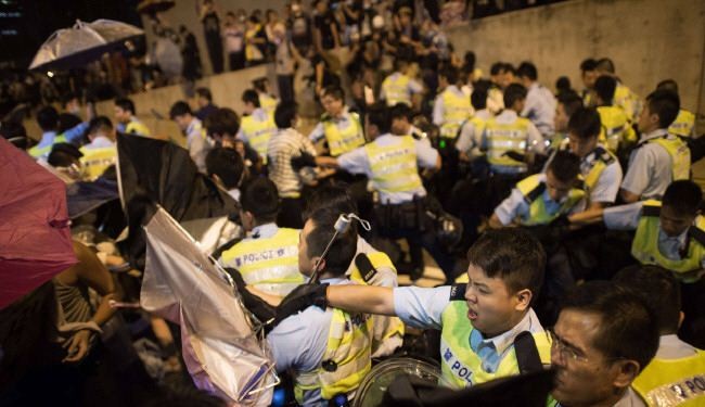 مصادمات بين الشرطة ومحتجين قرب مقر حكومة هونغ كونغ