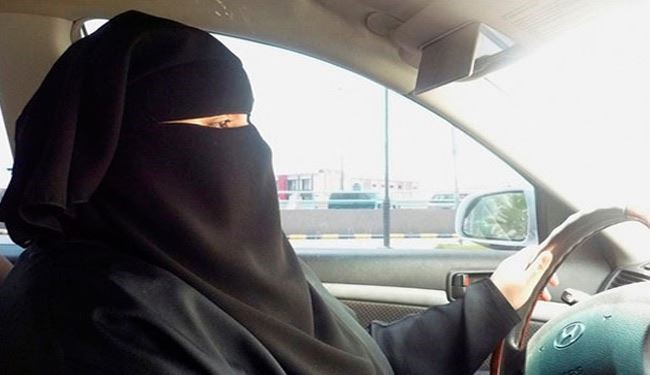 الرياض تنفي ما تناقلته وسائل إعلام عن سماحها للمرأة بقيادة السيارة