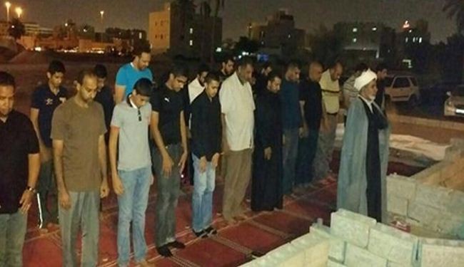 بالصور.. إقامة الصلاة في أفنية المساجد المهدمة بالبحرين