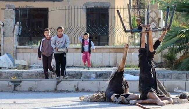 نمایش اجساد قربانیان داعش در برابر کودکان + عکس