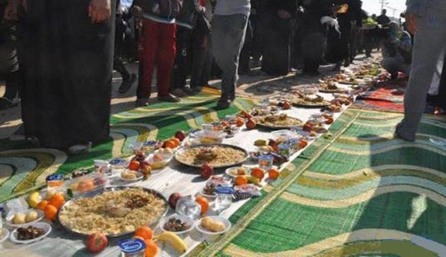 مدينة بالعراق تقيم أطول مأدبة طعام بالعالم لزوار الامام الحسين (ع)