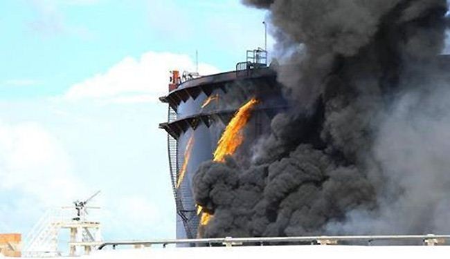 حريق مهيب في ميناء ليبي يلتهم صهاريج النفط