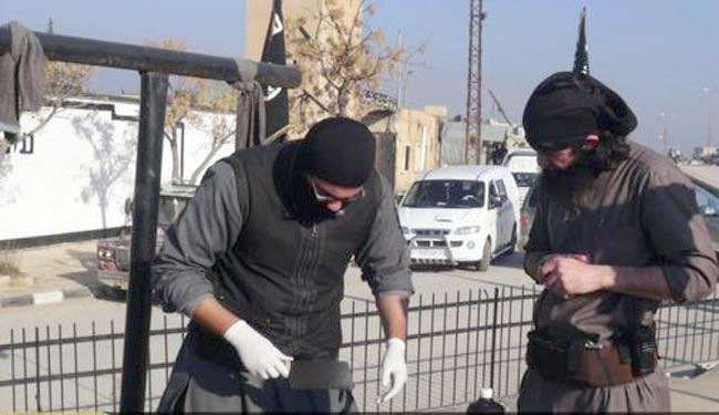 تصاویر؛ داعش دست یک شهروند سوری را قطع کرد