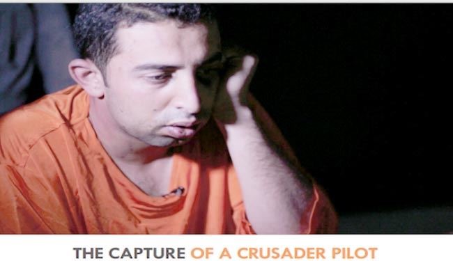 خلبان اردنی در لباس اعدام + عکس
