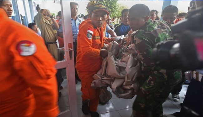 اجساد مسافران هواپیمای مالزی پیدا شد + عکس