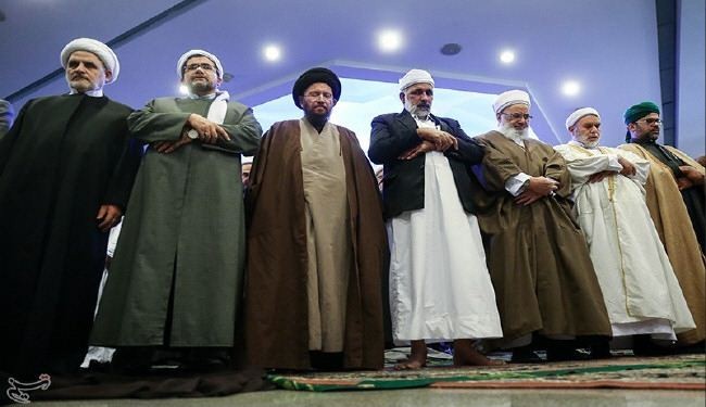 بالصور..اقامة صلاة موحدة بين الشيعة والسنة بمؤتمر الوحدة
