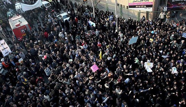 بالصور؛ وقفة احتجاجية حاشدة امام السفارة الفرنسية في طهران