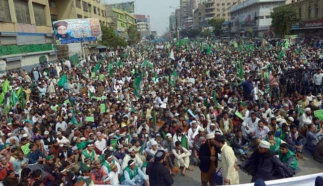الاف الباكستانيين يتظاهرون ضد الرسوم الفرنسية المسيئة للنبي (ص)