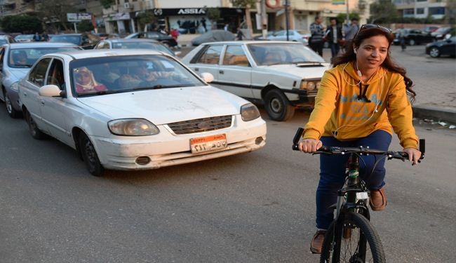 بالصور؛ مصريات يركبن الدراجات للإفلات من التحرش
