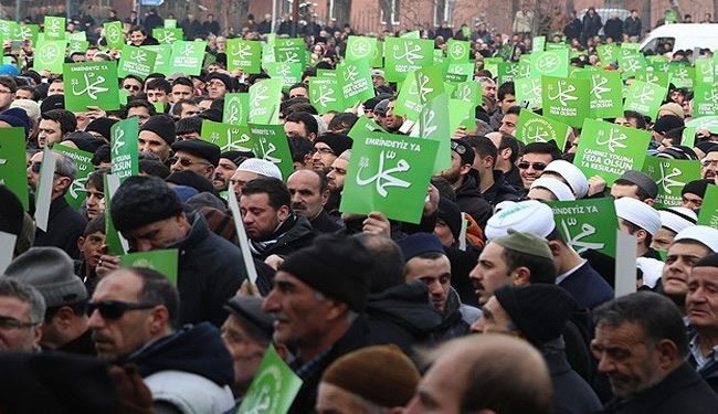 تركيا.. الآلاف يشاركون في مسيرة لاحترام النبي (ص)