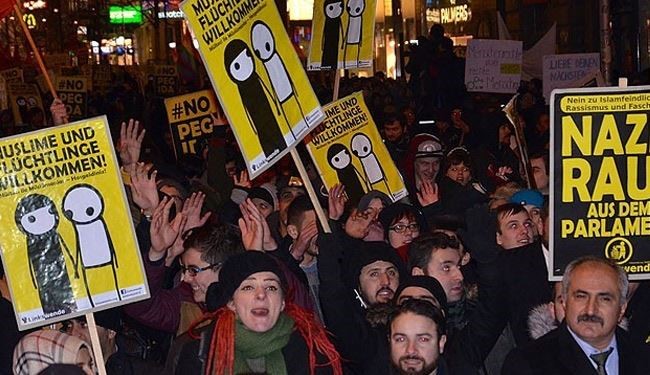 آلاف السويديين يحتجون على تظاهرة لـ