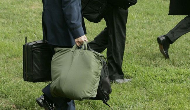 بالصور؛ ما سر الحقيبة السوداء التي تتبع الرئيس الأميركي؟