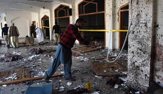 عشرات الضحايا والمصابين بهجوم على مسجد في بيشاور