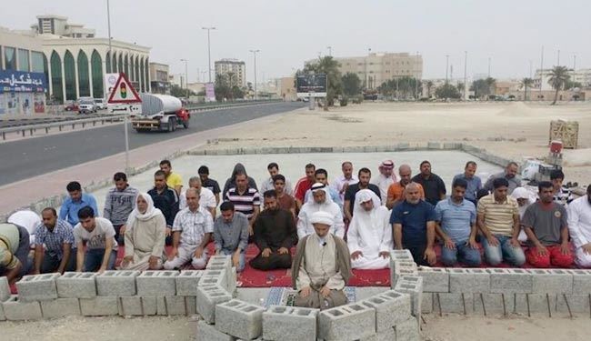 نماز خواندن بحرینی‌ها در مساجد ویران شده + عکس