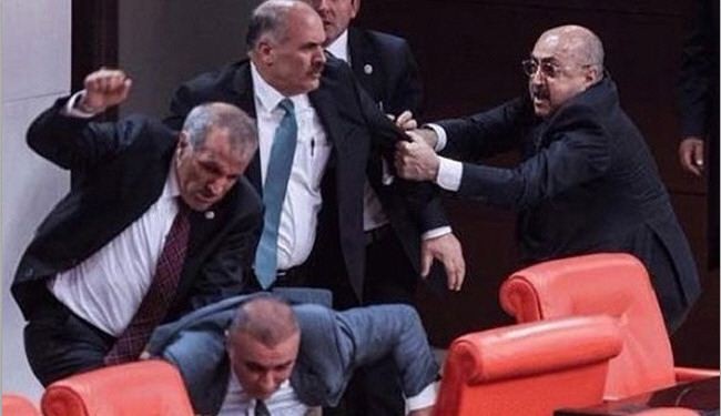 بالصور...عراك وتراشق بأكواب ومطرقة في البرلمان التركي!