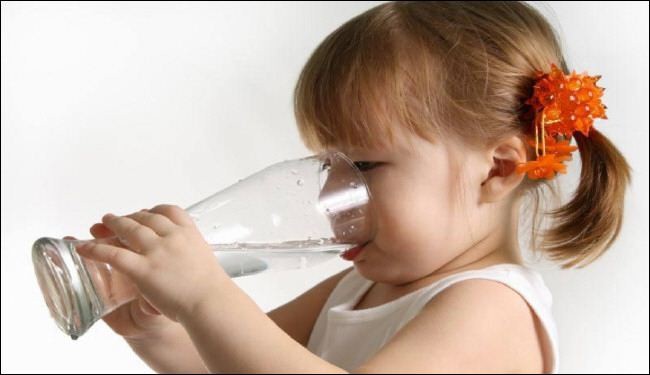 12 كوبا من الماء يوميا يساعدك في التخلص من الدهون