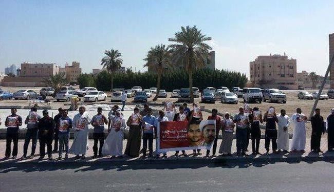 زنجیره انسانی بحرینی‌ها در اطراف مسجد ویران شده