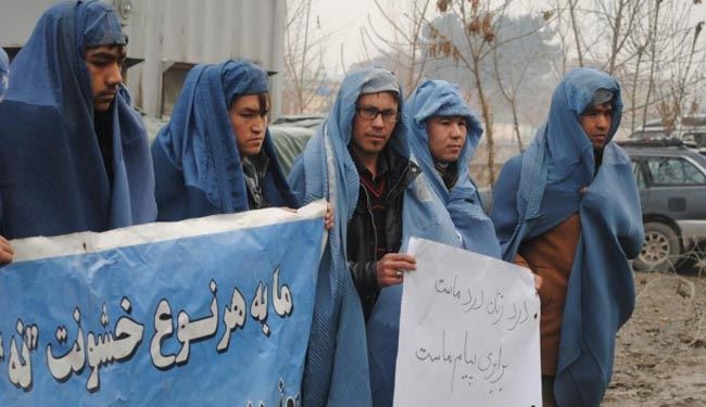چرا مردان افغان برقع به سر کردند ؟! + عکس