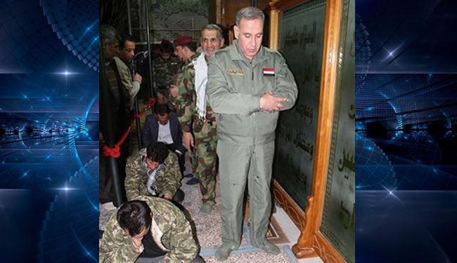 بالصور؛ وزير دفاع العراق يزور مرقد الإمامين العسكريين في سامراء