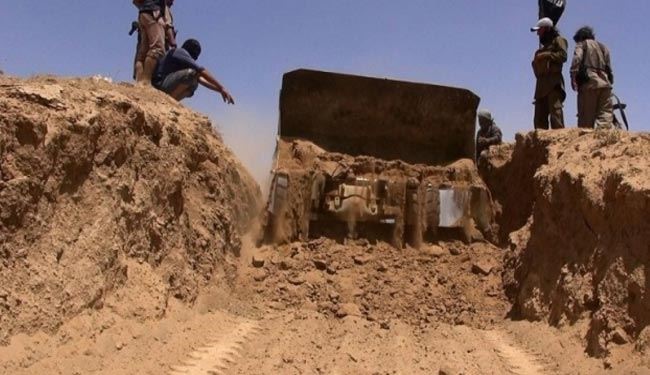داعش در اطراف موصل خندق حفر می‌کند