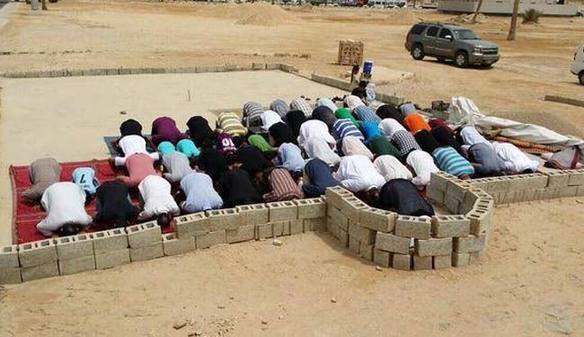 بالصور؛ ثورة المحراب..إقامة الصلوات في مساجد البحرين المهدّمة