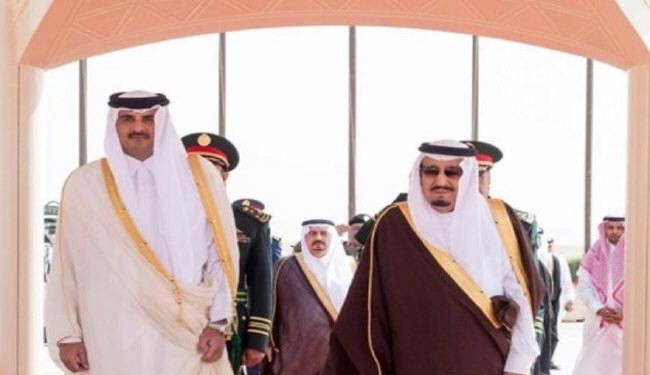 الملك السعودي وأمير قطر يبحثان الوضع في اليمن