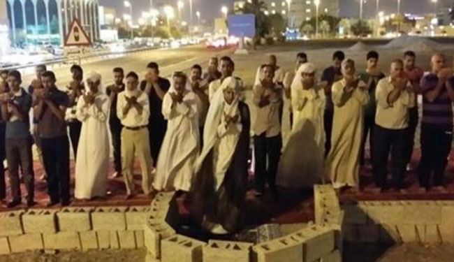 نمازجماعت بحرینی‌ها درمحل مساجد تخریب شده+عکس