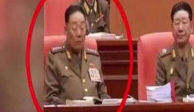 شاهد الصورة التي تسببت بإعدام وزير دفاع كوريا الشمالية