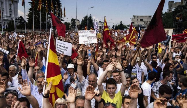المعارضة في مقدونيا تدعو الى البقاء في الشارع حتى اسقاط الحكومة