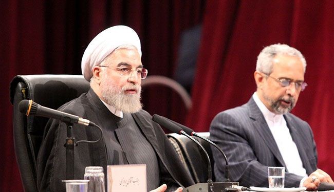 الرئيس روحاني: نلتزم بالخطوط الحمراء للمفاوضات النوویة