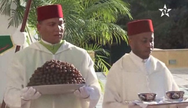 خدم الملك المغربي يقدمون له التمر والحليب في نهار رمضان