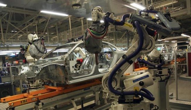 روبوت بمصنع سيارات بالمانيا يتحول الى 