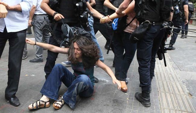 بالصور.. تركيا بعد هجوم سوروج.. احتجاجات واعتقالات