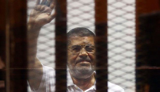 مرسي يهنّئ “متأخراً” بعيد الفطر ويجدّد رفض محاكمته