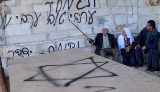 مستوطنون يخطون شعارات عنصرية في القدس المحتلة