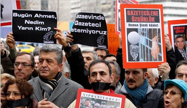 محاكمة 18 صحافيا في تركيا بتهمة 