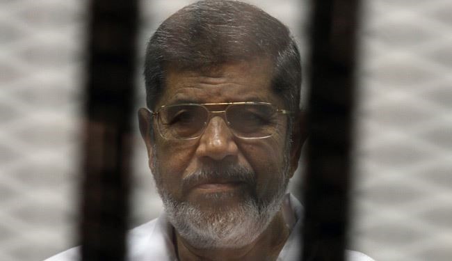 مرسي يلمح لمحاولة تسميمه ونجله يحذر