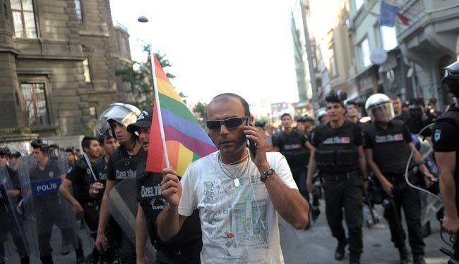 اعتراض نویسنده ترکیه‌ای به مجازات همجنس بازان