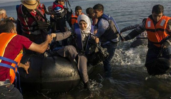 خفر السواحل في اليونان يغرق قاربا للاجئين السوريين