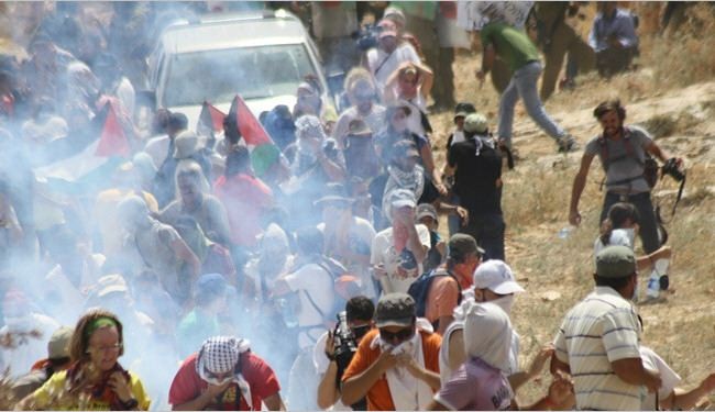 إصابة عشرات الفلسطينيين بالاختناق بقمع الاحتلال مسيرة بلعين