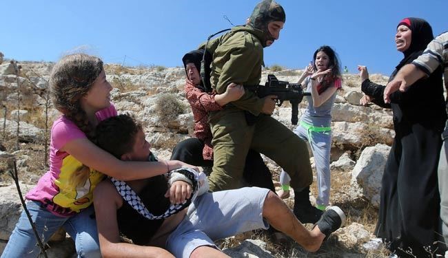 درگیری زنان و دختران فلسطینی با نظامی صهیونیست + عکس