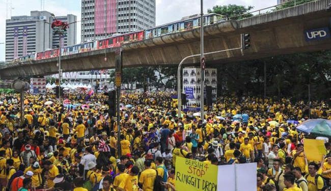 تظاهرة حاشدة لليوم الثاني تطالب باستقالة رئيس الوزراء الماليزي