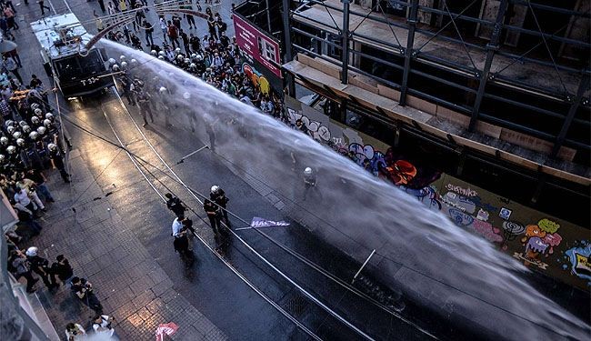 بالصور؛ الشرطة تستخدم العنف لتفريق احتجاجات باسطنبول